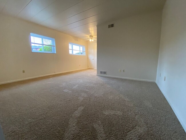 Interior Photo - Four Seasons Apartments