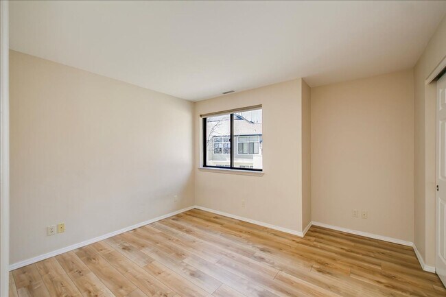 Building Photo - Elegant Condo Near the River
