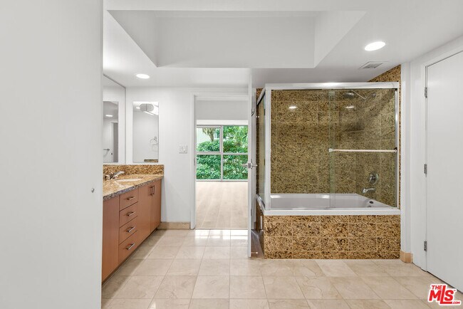 Building Photo - 13700 Marina Pointe Dr