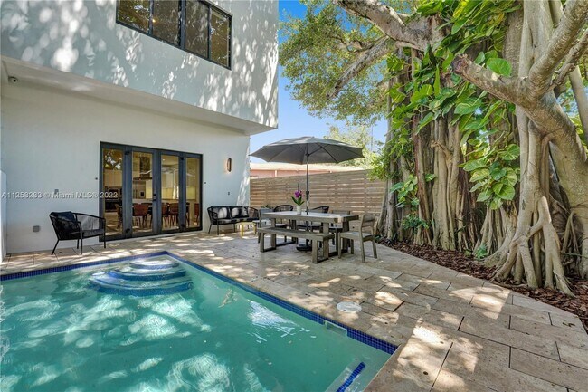 Building Photo - 3465 SW 3rd Ave