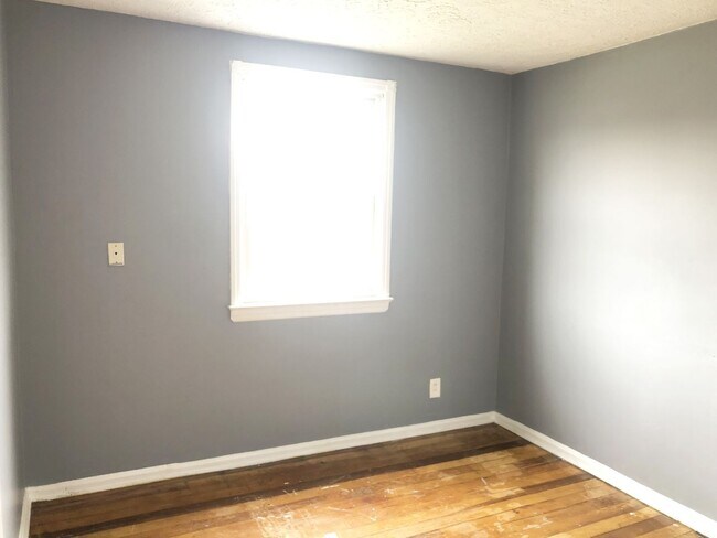 Building Photo - 4 BED 2 BATH SINGLE FAMILY HOME!