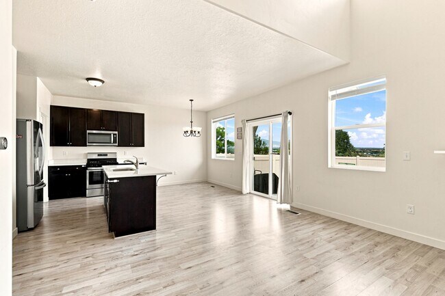 Building Photo - 3 Bedroom 2.5 Bathroom Townhome in Bluffdale!