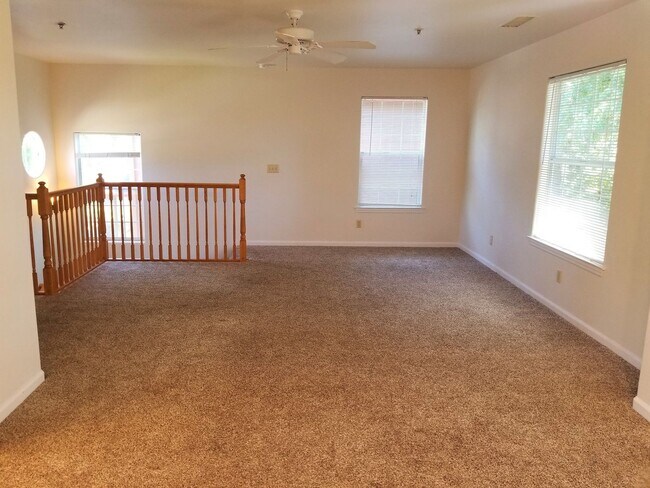 Building Photo - Clean and Comfortable Home - Attached Garage