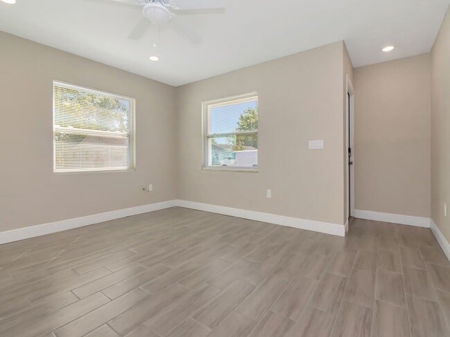 Building Photo - Stunning Newly Renovated 3-Bedroom, 2-Bath Duplex in Prime Bradenton Location!
