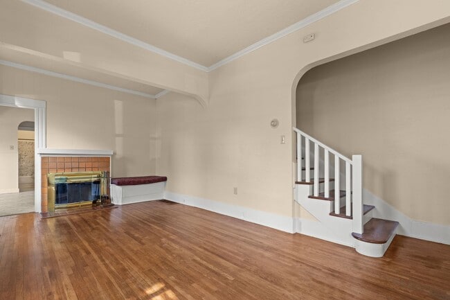 Building Photo - Bright 2 bed, 1 bath in fantastic SE locat...