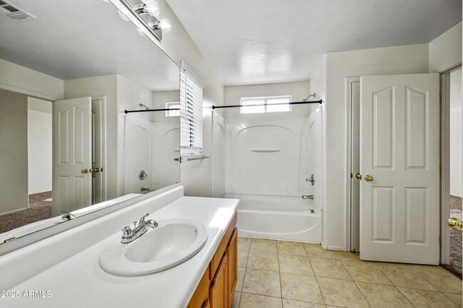 Building Photo - 1528 S Roadrunner Dr