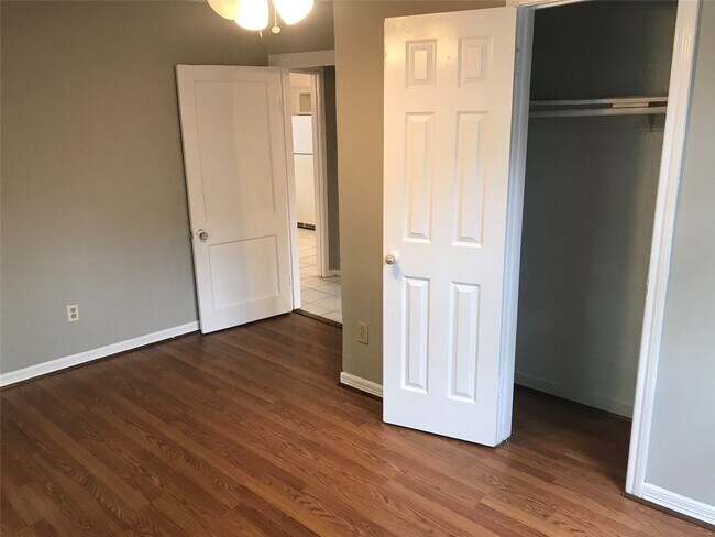 Building Photo - 215 E 25th St