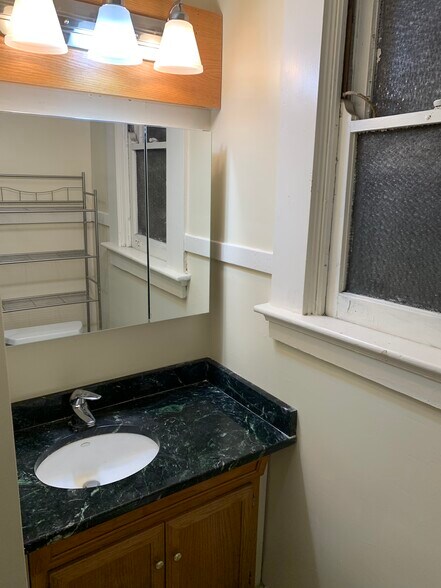 Building Photo - 2415 Vine St