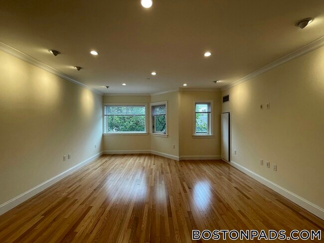 Building Photo - 1443 Beacon St