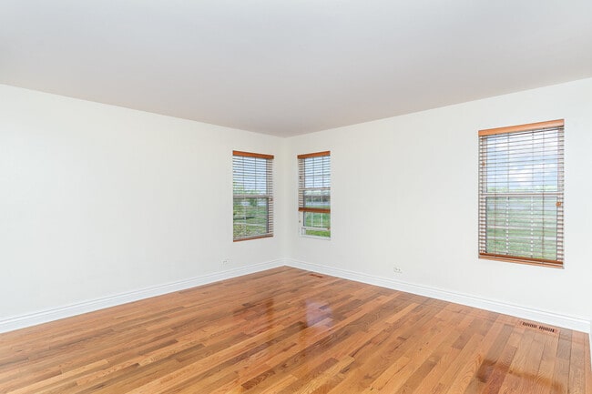 Building Photo - 593 Springbrook Trail N