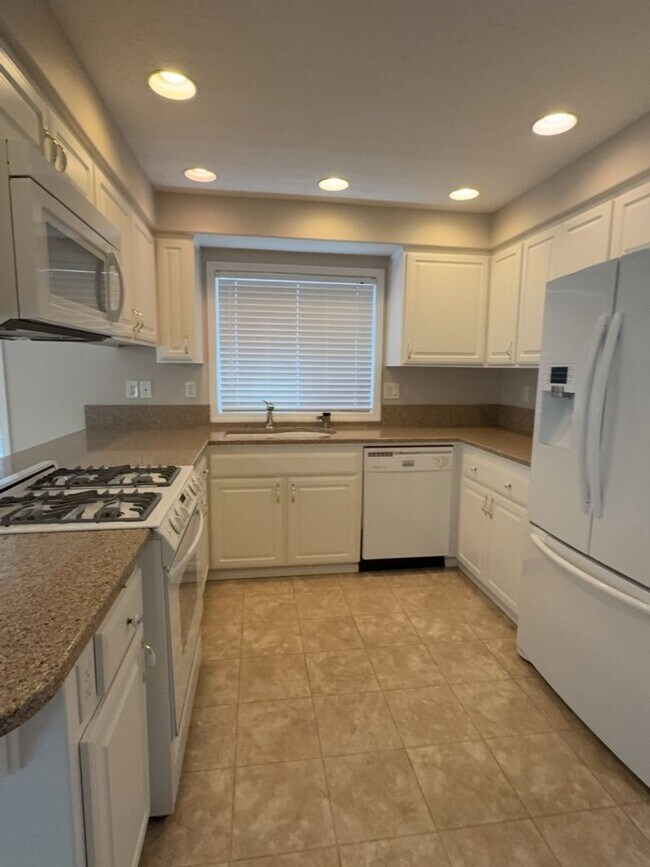 Building Photo - Three Bedroom, Two Bath in the Vineyards N...