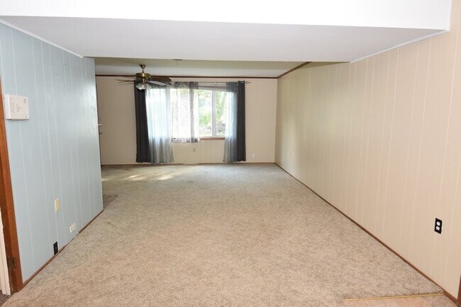 Building Photo - Beautiful 3 Bedroom Home over Looking Lake Chapin