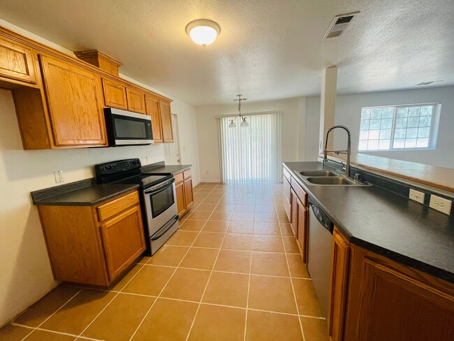 Building Photo - $1,795 Belmont & McCall, 2 Bedroom - Belmo...