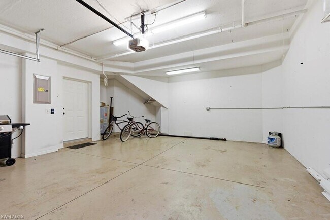 Building Photo - 10040 Valiant Ct