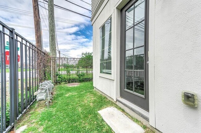 Building Photo - 2103 Naomi St