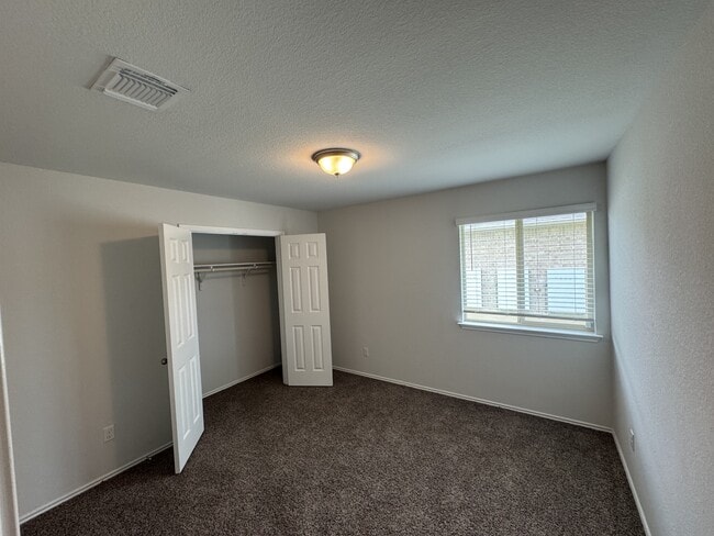 Building Photo - 806 Stone Vly Rd