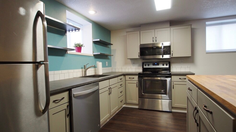 Building Photo - 4415 SE Hawthorne Blvd