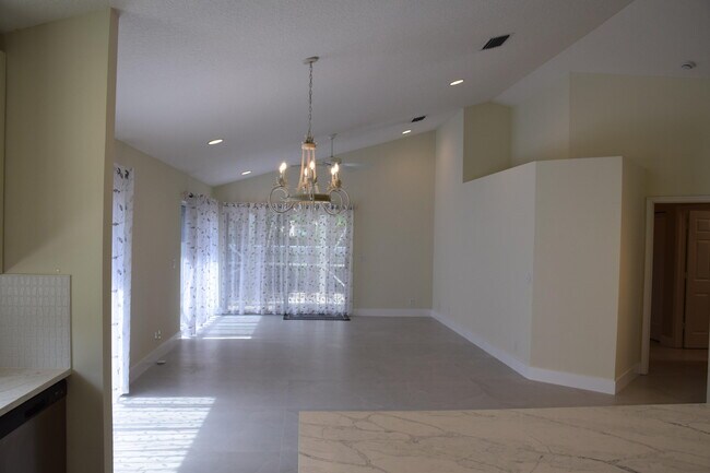 Building Photo - 210 Canterbury Dr W