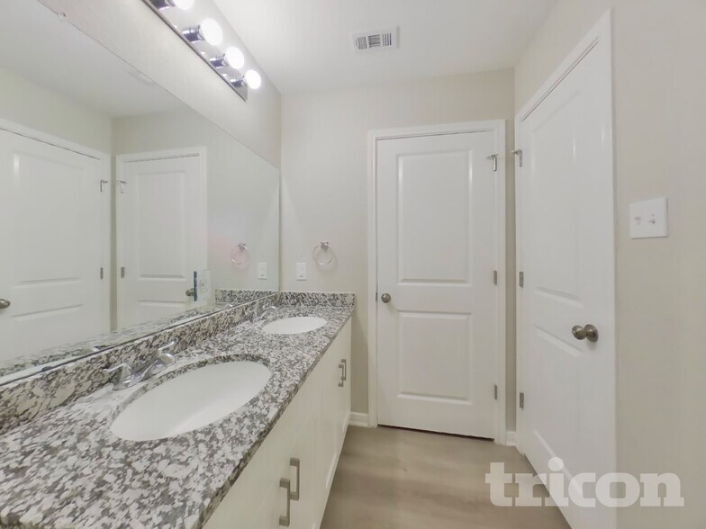 Building Photo - 10050 Cerritos dr