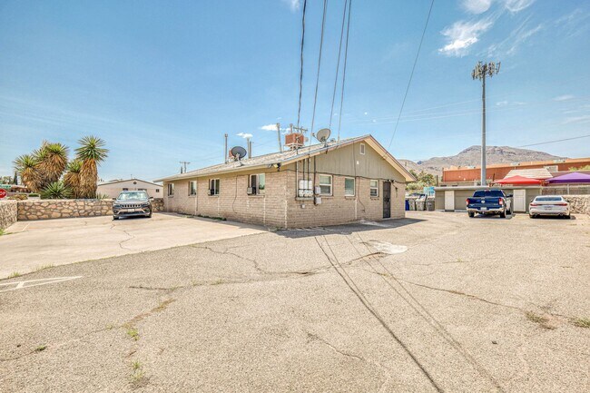 Building Photo - Beautiful 2 bed - 1 baths apartment  part of a TRIPLEX