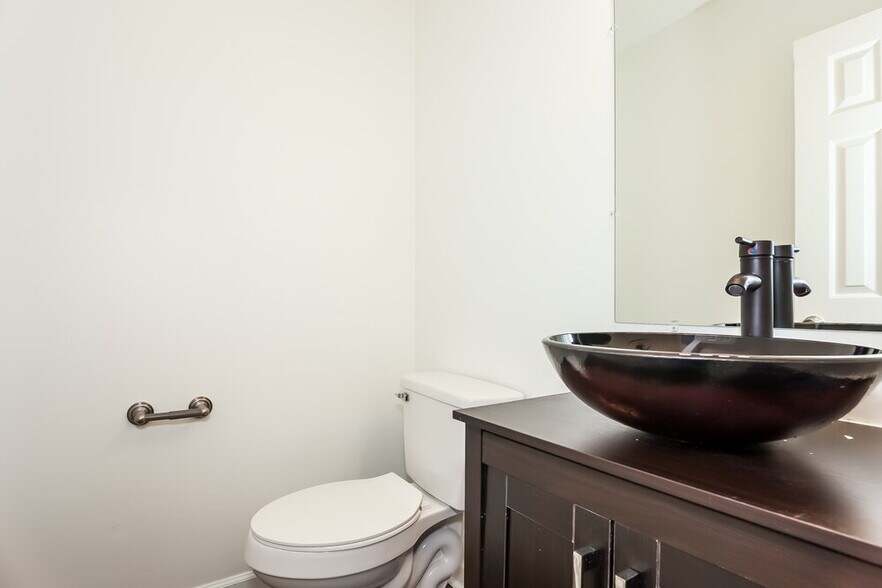 Building Photo - 6335 Teaneck Pl