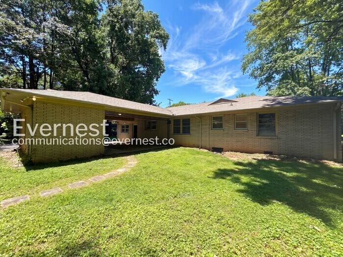 Building Photo - 711 Elliott Dr