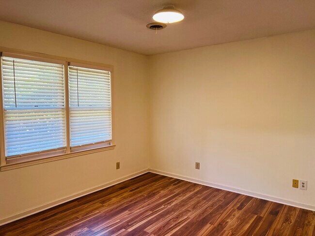 Building Photo - 113 Pine Gate Dr