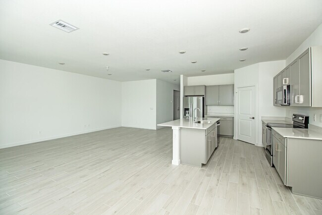 Building Photo - 5929 SE Sky Blue Cir