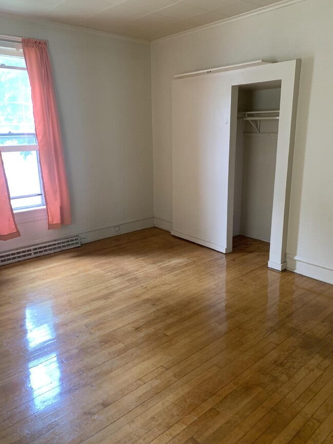 Building Photo - 4 Bedroom Lower Unit Student Rental Near UWEC