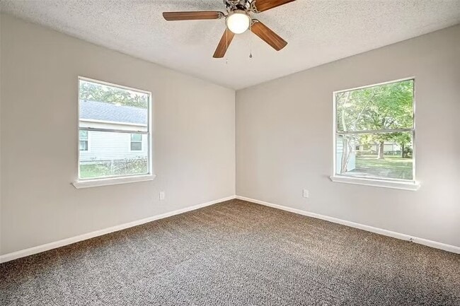 Building Photo - 515 Bluebonnet Dr