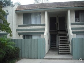 Building Photo - Spacious 2 bedroom 2 bath with garage & pool