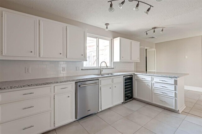 Building Photo - 1647 Fawnhope Dr