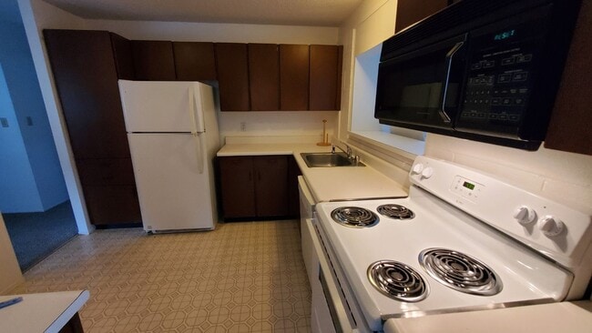 Building Photo - Crown Terrace single story with attached s...
