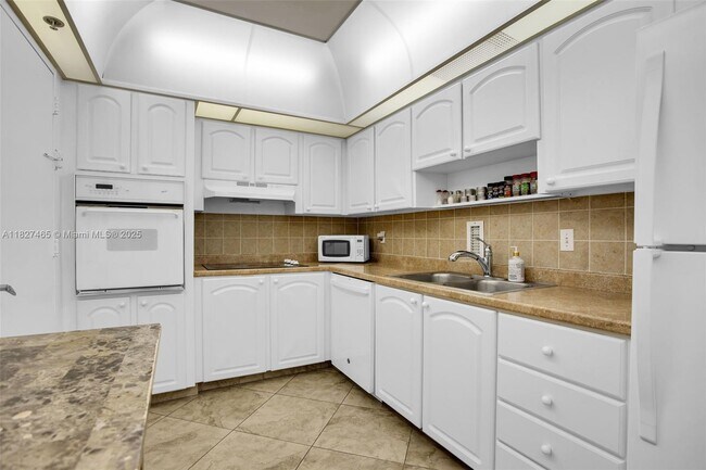 Building Photo - 3901 S Ocean Dr