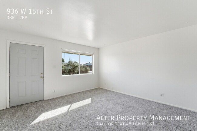 Building Photo - 936 W 16th St