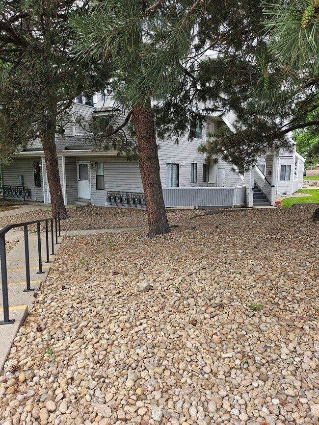 Building Photo - AVAILABLE NOW! Ground floor condo, feels l...