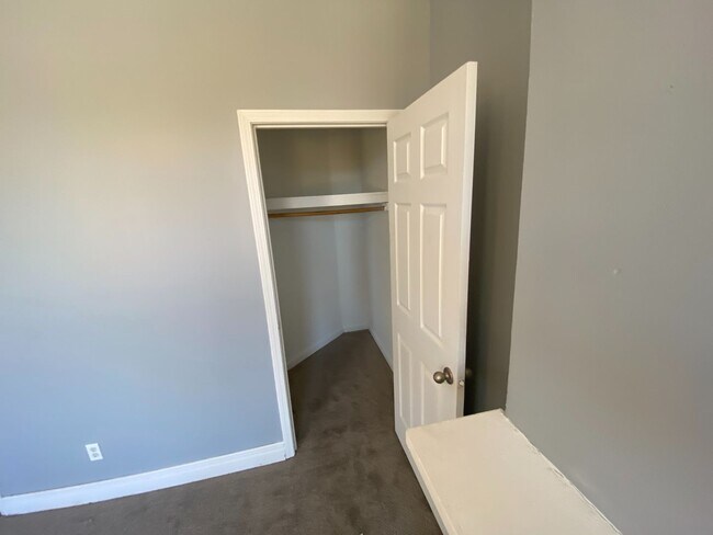 Building Photo - Spacious 4 bedroom 2 bath Townhome Updated...