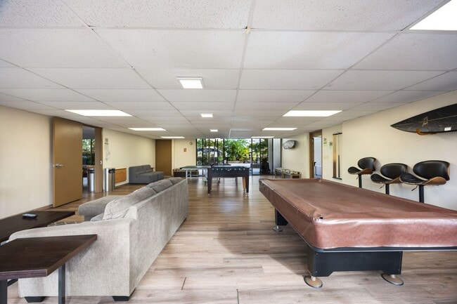 Building Photo - Luxury Waikiki Living with Panoramic Ocean & Sunset Views