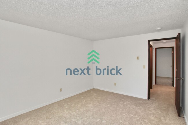 Building Photo - 2 Bed and 1 Bath Bellevue Condo is Availab...