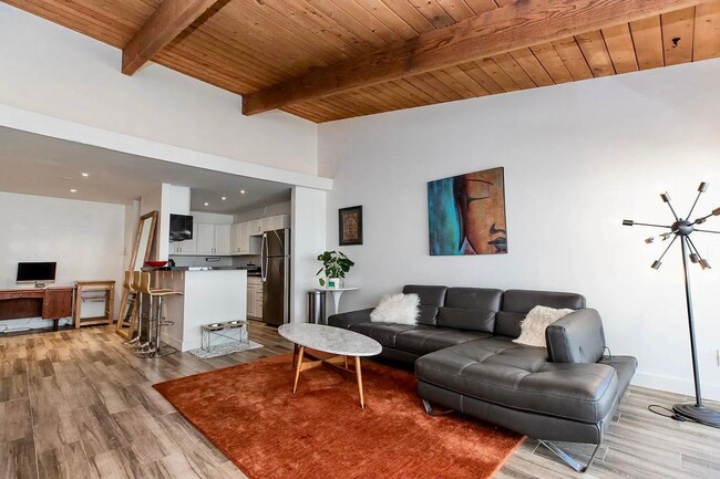Building Photo - 6526 Ocean Crest Dr