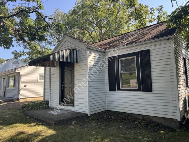Primary Photo - 2021 Redwood Ave