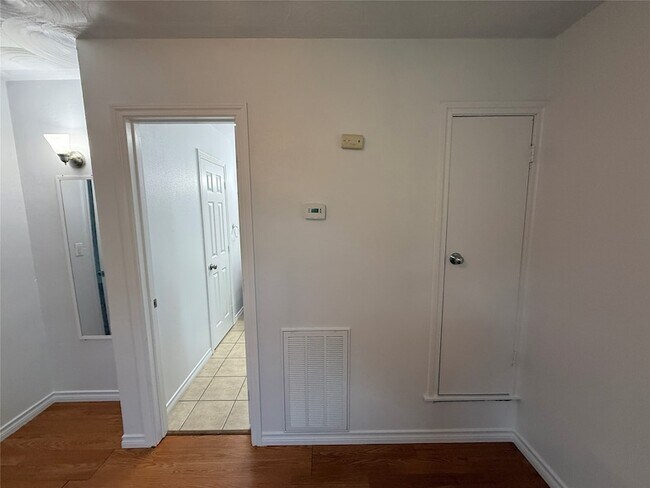 Building Photo - 211 Skyway Dr