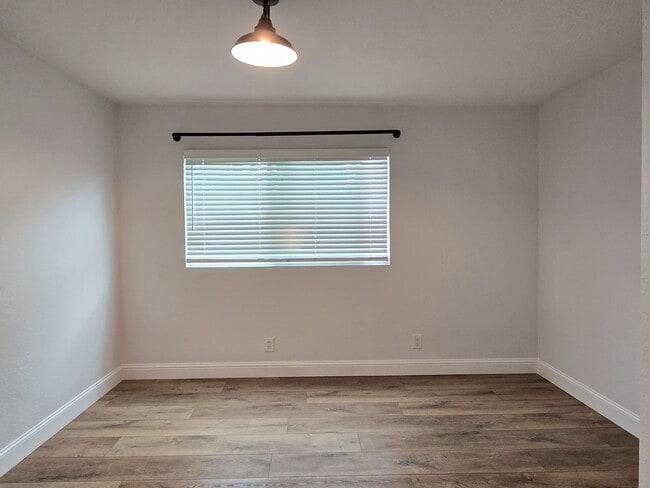 Building Photo - Spacious Single Family Home, Completed Ren...