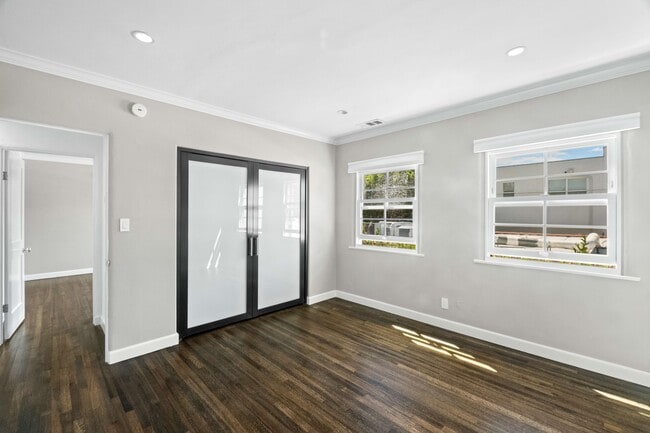Building Photo - 1516 S Crest Dr