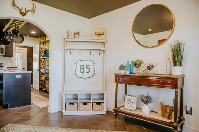 Building Photo - 604 W Pecan Dr