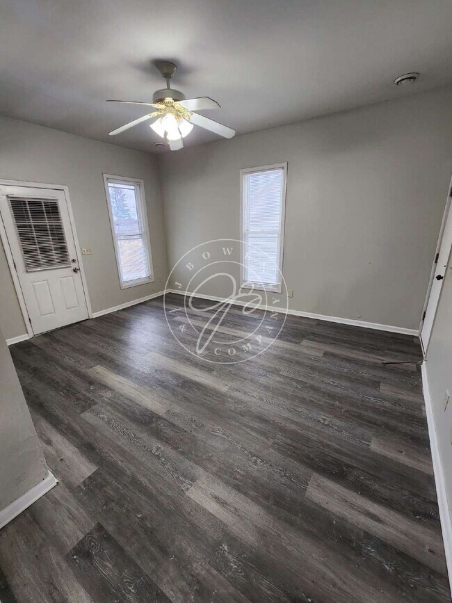 Building Photo - 1/2 off deposit with approved application! Bright & Updated 2-Bedroom Upper | Private Entry | Wat...
