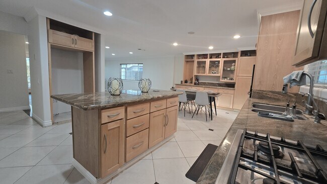 Building Photo - 2744 E Bennett Ave