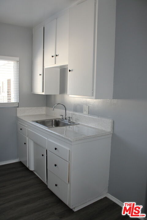 Building Photo - 115 N Oak St