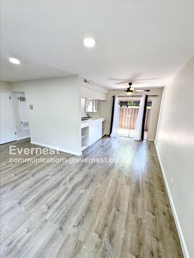Building Photo - 4940 Poplar Terrace
