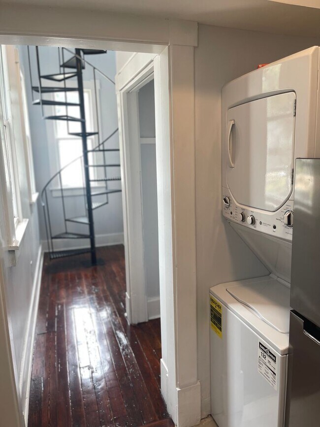 Building Photo - Newly Renovated Tri-Plex Near Forsyth